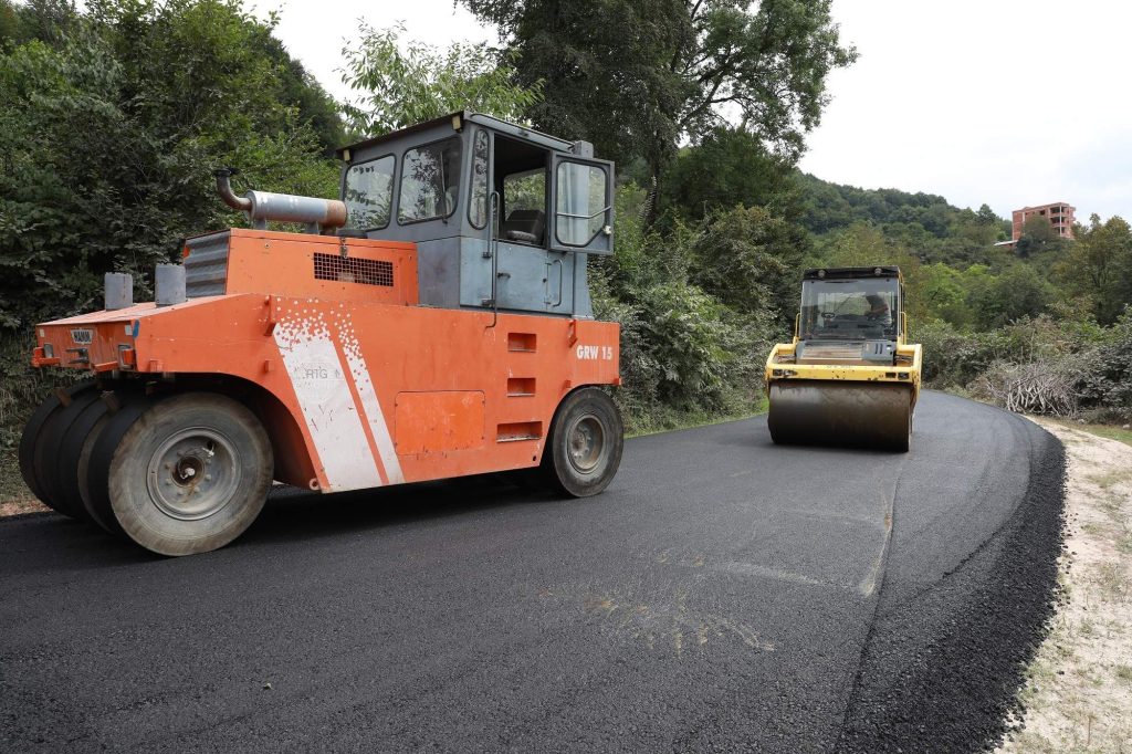 KUMRU’DA SICAK ASFALT SEFERBERLİĞİ SÜRÜYOR ku1 1