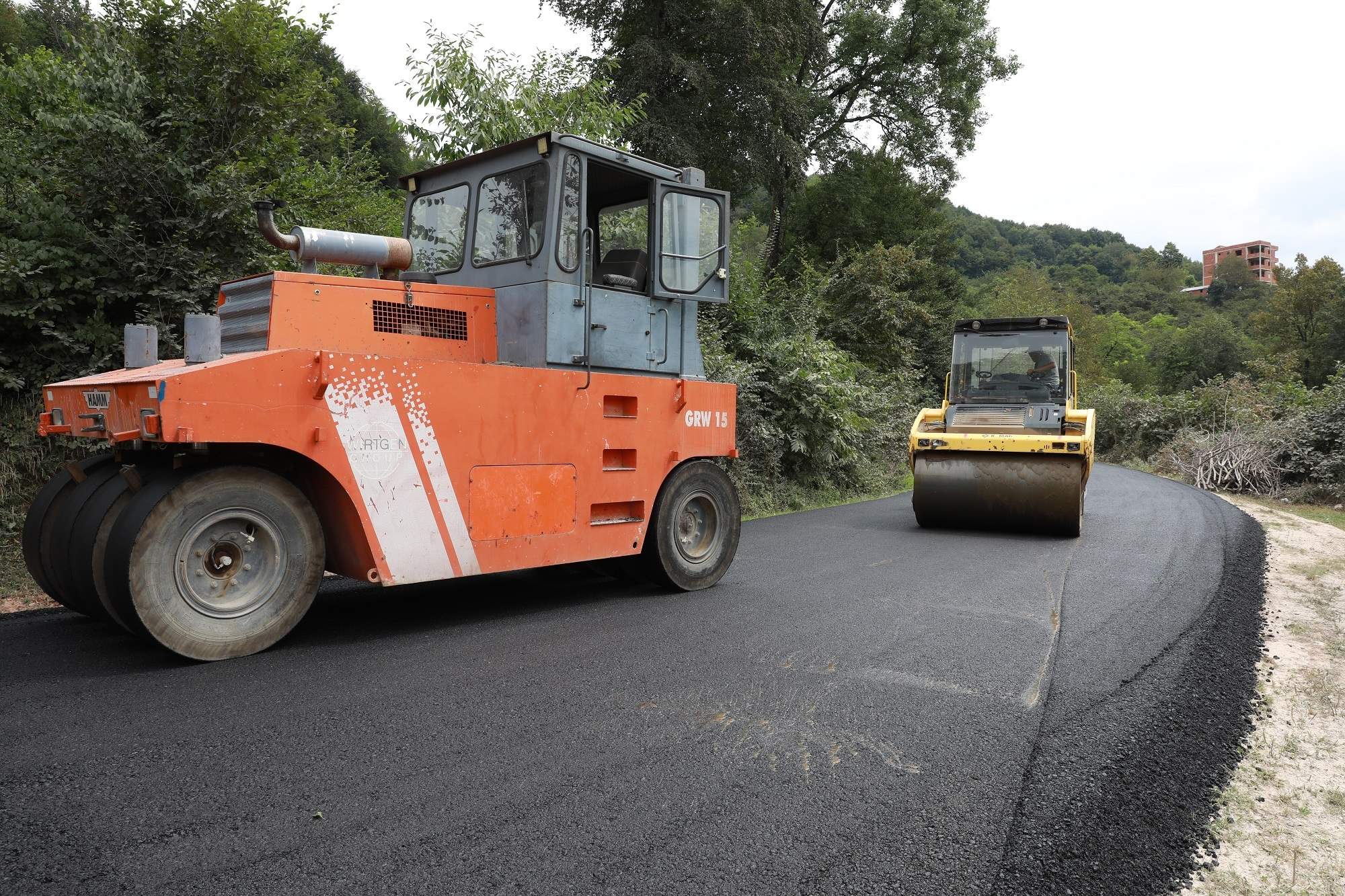 KUMRU’DA SICAK ASFALT SEFERBERLİĞİ SÜRÜYOR 4.5 YILDA 75 MİLYON LİRA