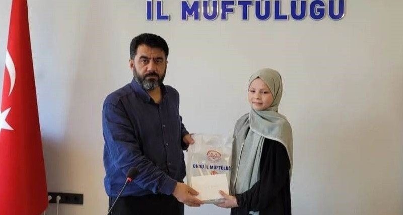ÜNYELİ RUKİYE ZÜMRA BACACI HAFIZLIK YARIŞMASINDA BİRİNCİ OLDU r 1