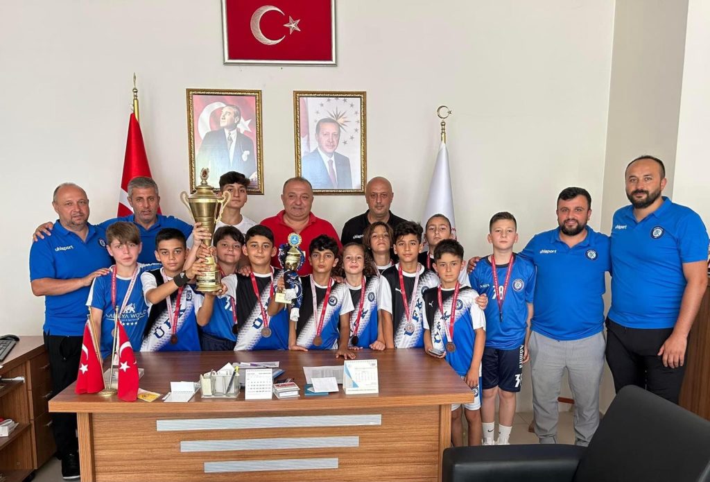 ŞAMPİYONLARDAN İLÇE SPOR MÜDÜRLÜĞÜNE TEŞEKKÜR ZİYARETİ u 3