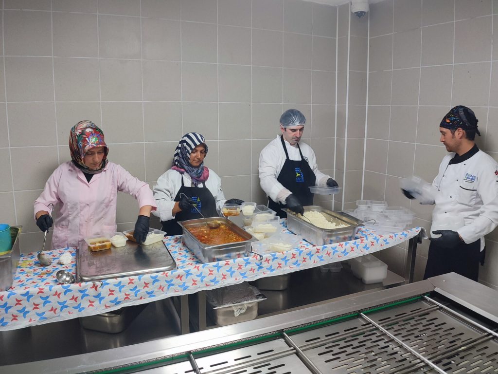 ÜNYE BELEDİYESİ AŞEVİ’NDEN İHTİYAÇ SAHİBİ AİLELERE HER GÜN SICAK YEMEK y3