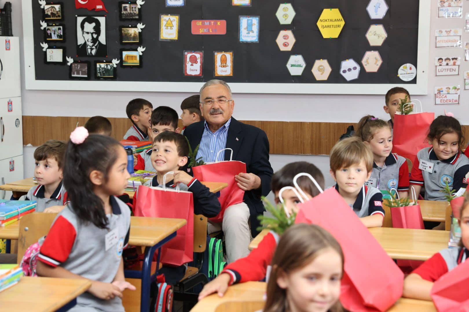 BAŞKAN HİLMİ GÜLER, MİNİK ÖĞRENCİLERİ YALNIZ BIRAKMADI Ordu Büyükşehir Belediye