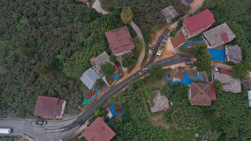 ÜNYE’DE 6 KM’LİK GRUP YOLU ASFALTLANDI U