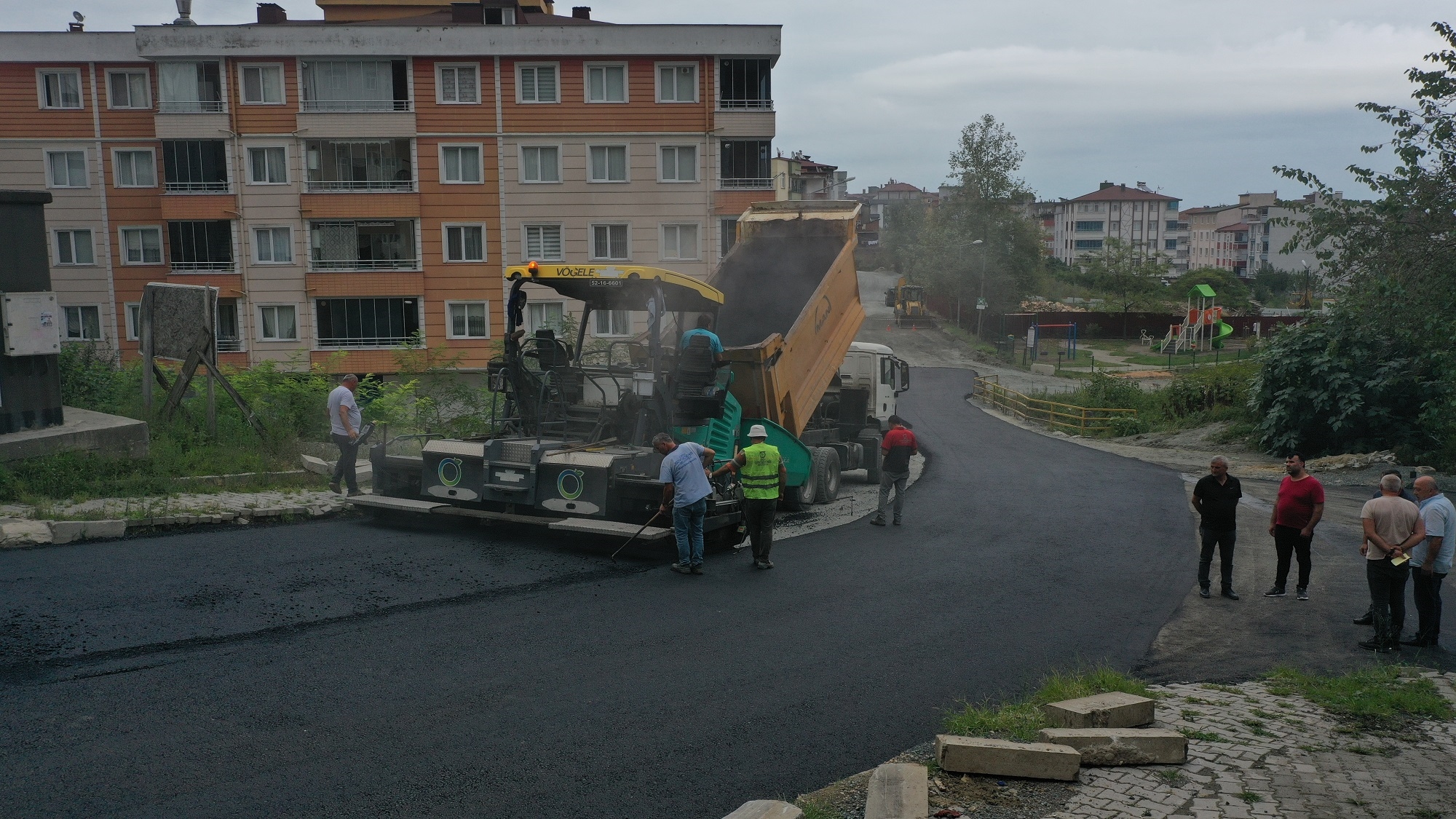 ÜNYE’DE İKİ SOKAK SICAK ASFALT İLE BULUŞTU Türkiye’nin kırsal yol