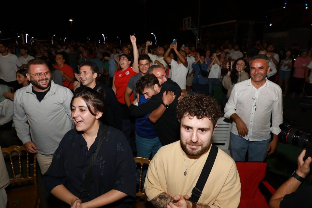 BAŞKAN HİLMİ GÜLER, ŞAMPİYONLUK MAÇINI GENÇLERLE İZLEDİ s 1