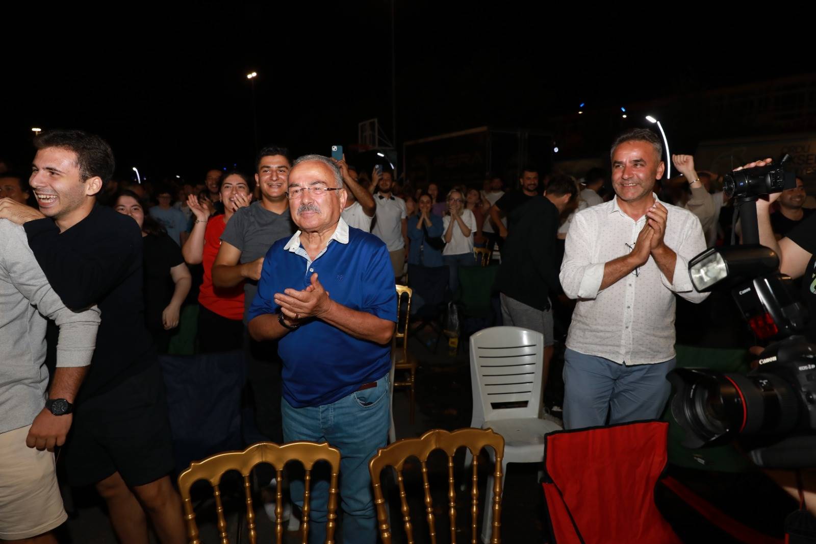 BAŞKAN HİLMİ GÜLER, ŞAMPİYONLUK MAÇINI GENÇLERLE İZLEDİ Ordu Büyükşehir Belediye