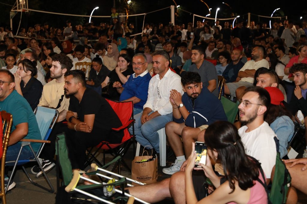 BAŞKAN HİLMİ GÜLER, ŞAMPİYONLUK MAÇINI GENÇLERLE İZLEDİ s2