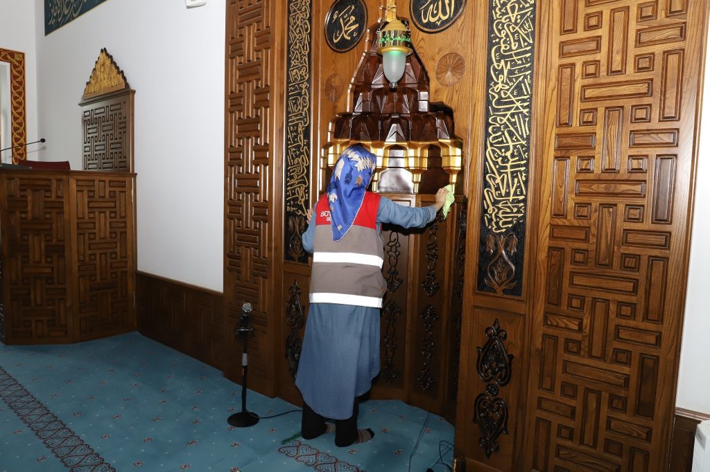 BÜYÜKŞEHİR’DEN CAMİ TEMİZLİĞİ t1