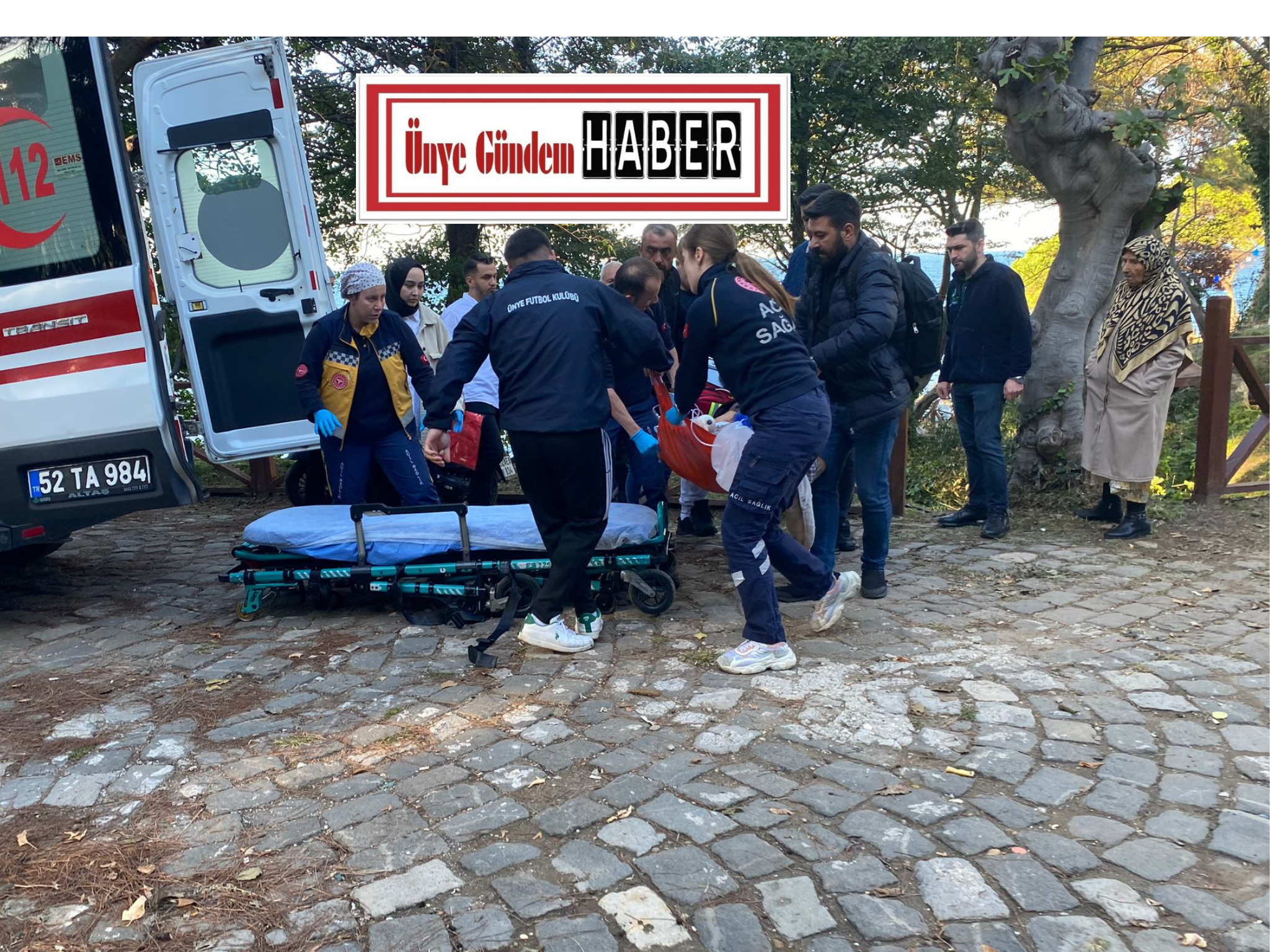 Ünye Çamlık mevkii kumsalında gezen yaşlı adam, kalp krizi geçirdi.