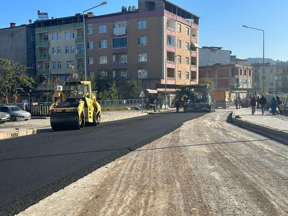 IRMAK CADDESİ’NDE SICAK ASFALT ÇALIŞMALARI BAŞLADI IR2