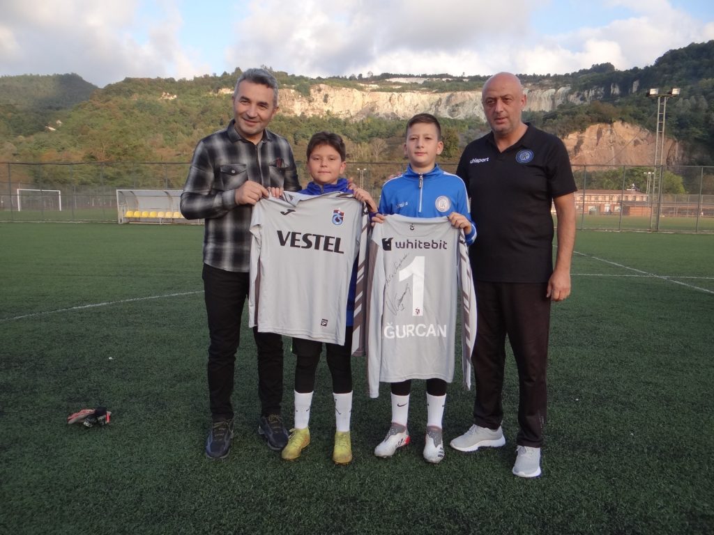 MİLLİ KALECİDEN ÜFK’LI ŞAMPİYON KALECİLERE FORMA HEDİYESİ KA