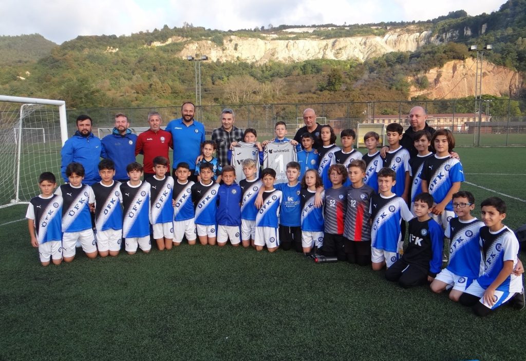 MİLLİ KALECİDEN ÜFK’LI ŞAMPİYON KALECİLERE FORMA HEDİYESİ KA2