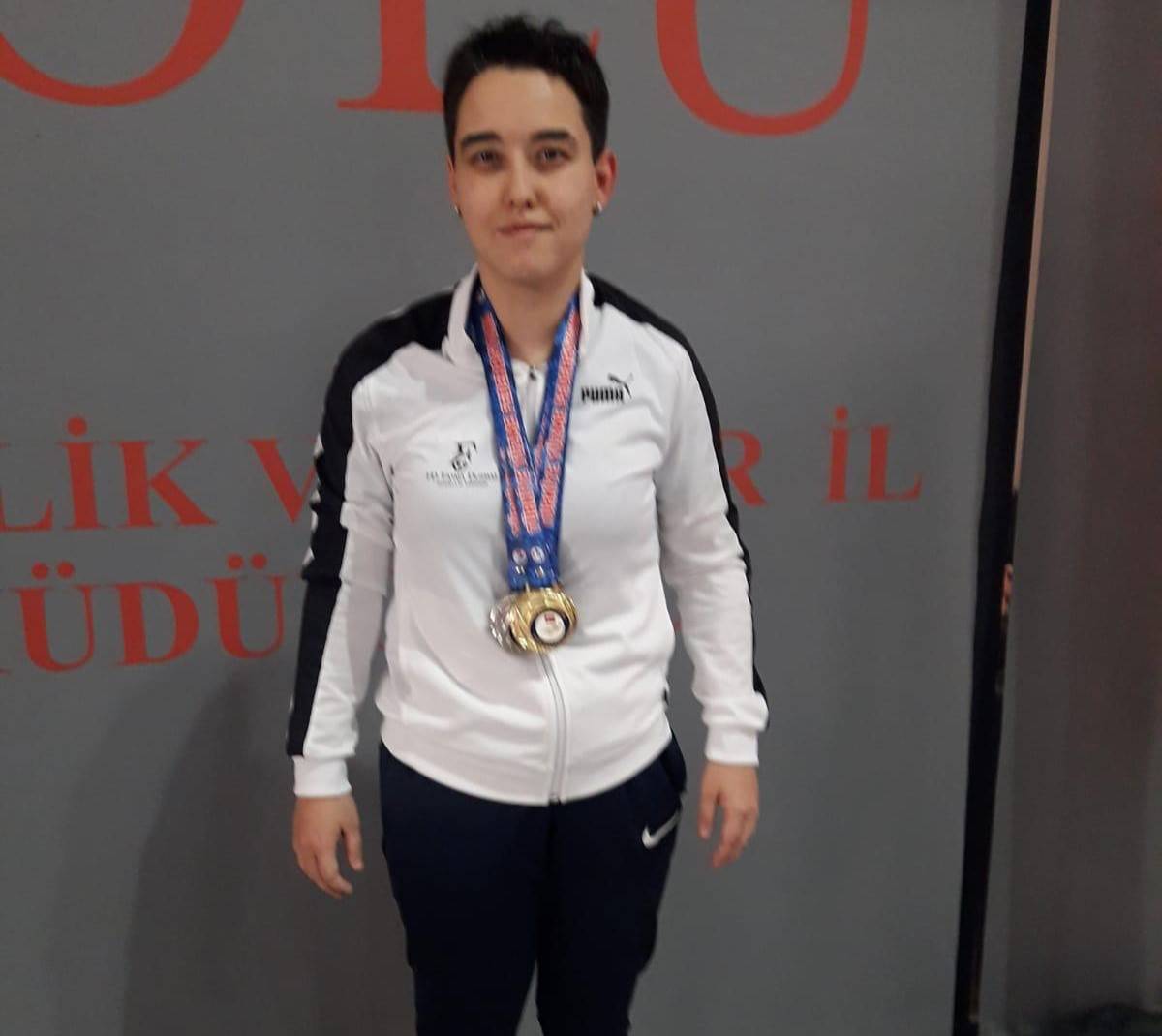 EDA KAYA BOLU’YA DAMGA VURDU BÜYÜKŞEHRİN BENDENSEL ENGELLİ YÜZME SPORCUSU