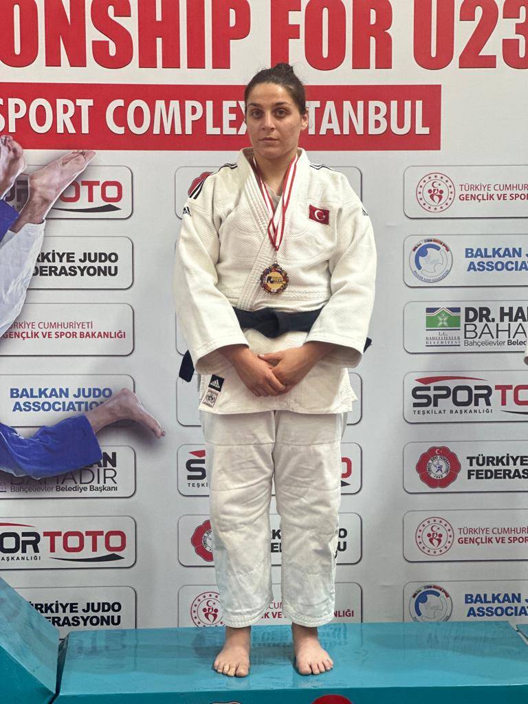 JUDO SPORCUSU GÜLSÜM BALKAN ÜÇÜNCÜSÜ j