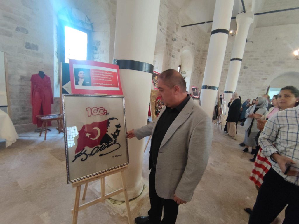 Ünye'de bayrak sergisine yoğun ilgi. ser3
