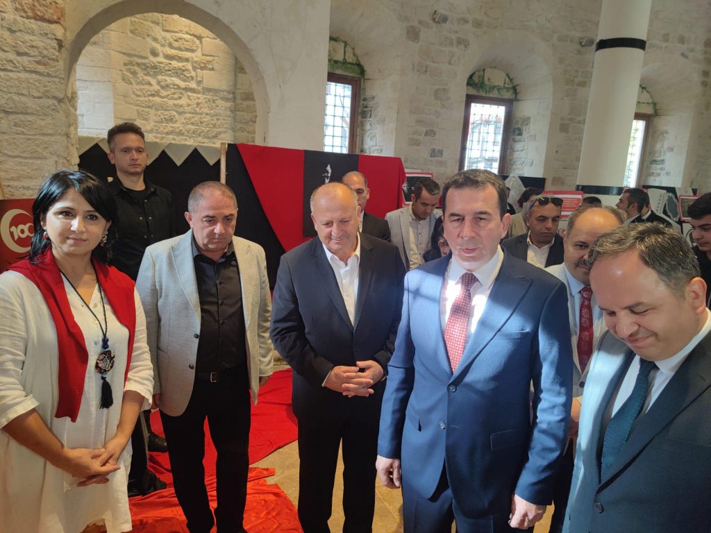 Ünye'de bayrak sergisine yoğun ilgi. ser4