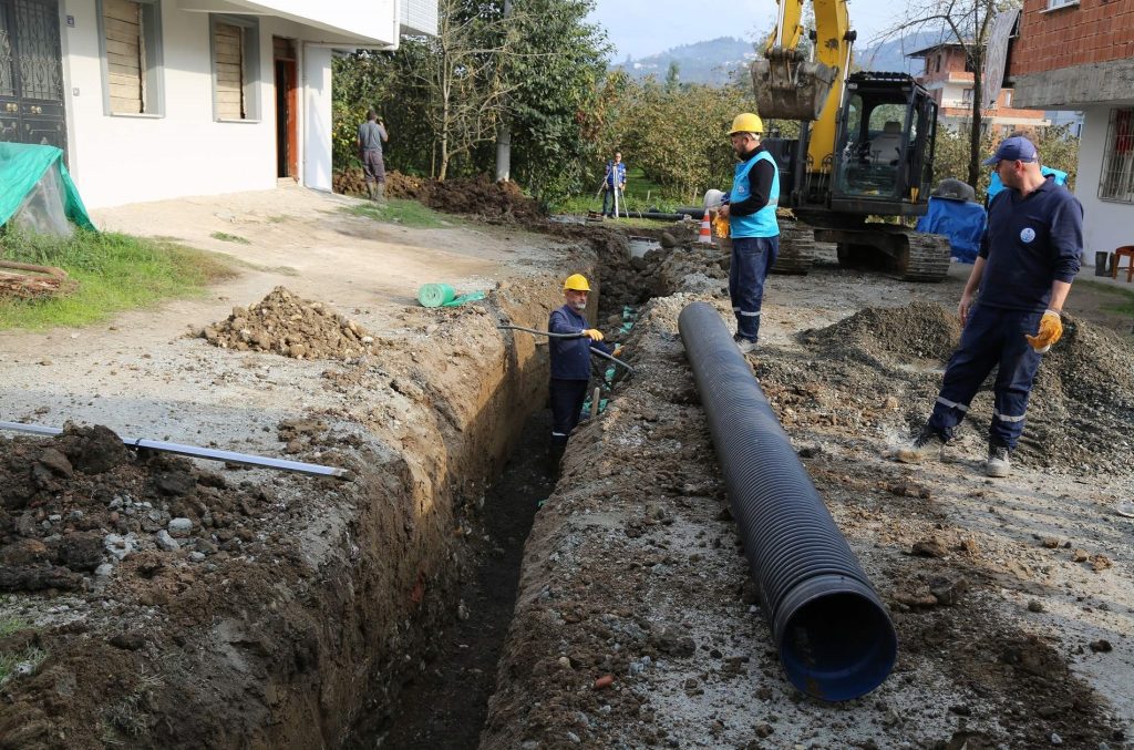 BÜYÜKŞEHİR ALTINORDU’DA YOL VE SU SORUNUNU ÇÖZÜYOR yo1 1
