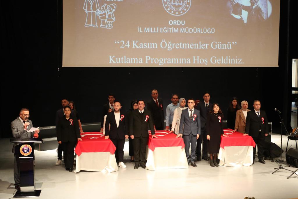 Öğretmenler Günü Düzenlenen Programlarla Kutlandı OG4