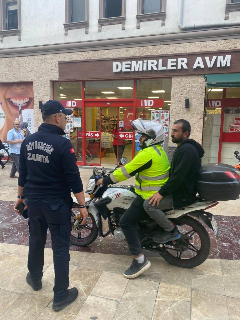 BÜYÜKŞEHİR ZABITASI’NDAN KAPALI CADDE DENETİMİ bu2 1