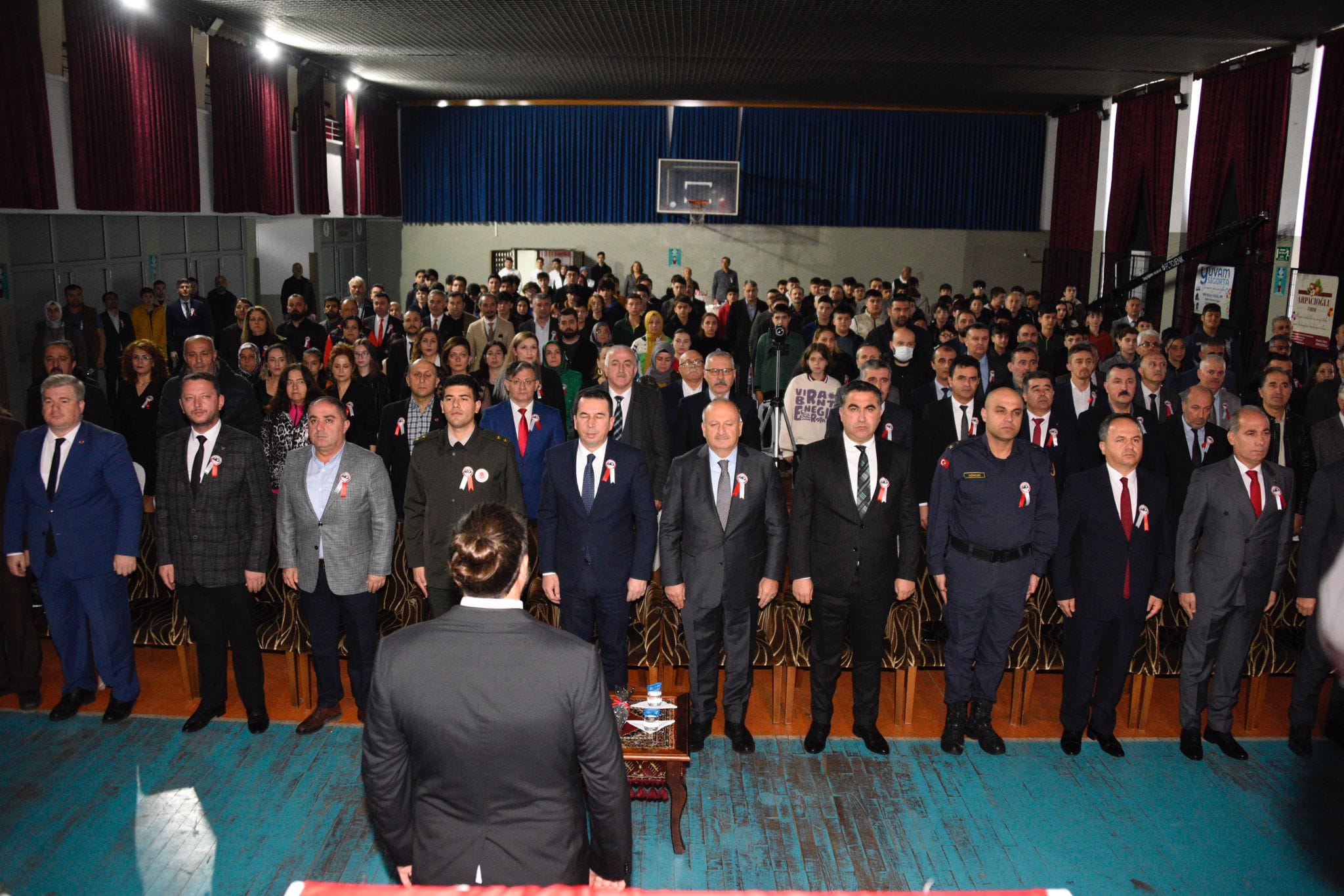 İlk olarak Cumhuriyet Meydanı’nda saygı duruşu ve istiklal marşı ile