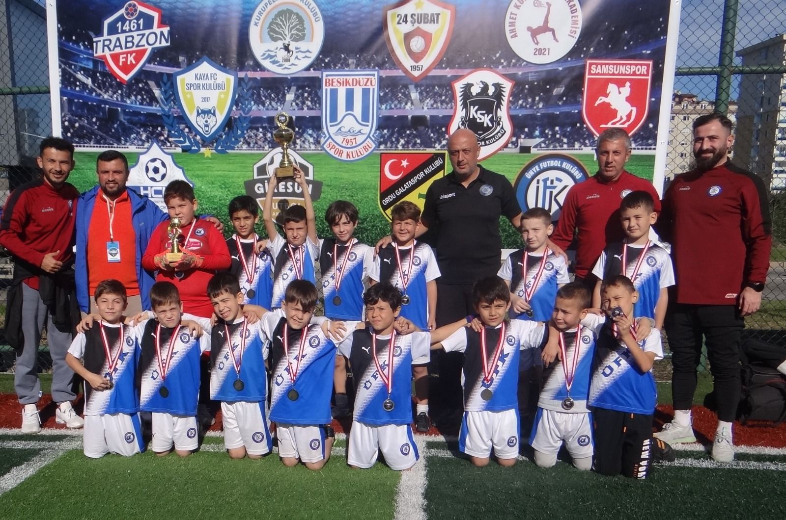 Ordu’da düzenlenen Tfapaıt Autunum Cup’a katılan Ünye Futbol Kulübü kupalara
