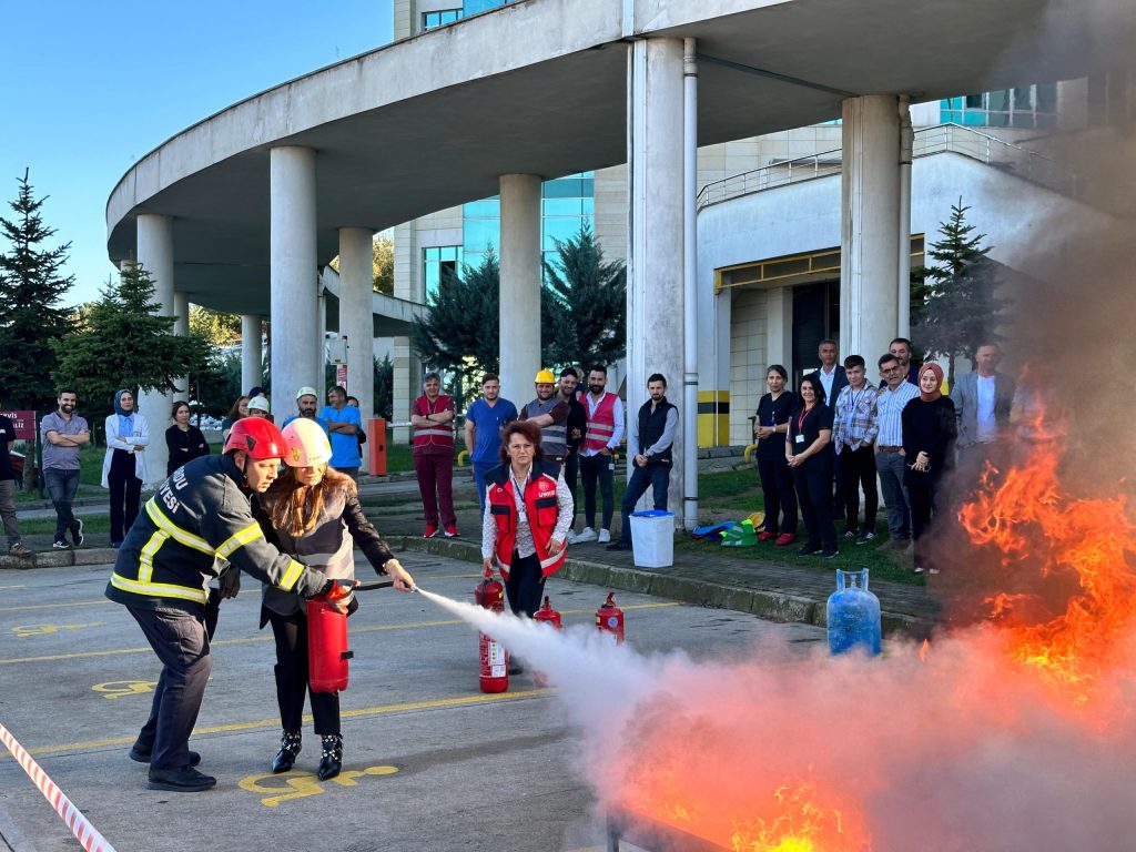 ÜNYE DEVLET HASTANESİNDE YANGIN TATBİKATI YAPILDI yan