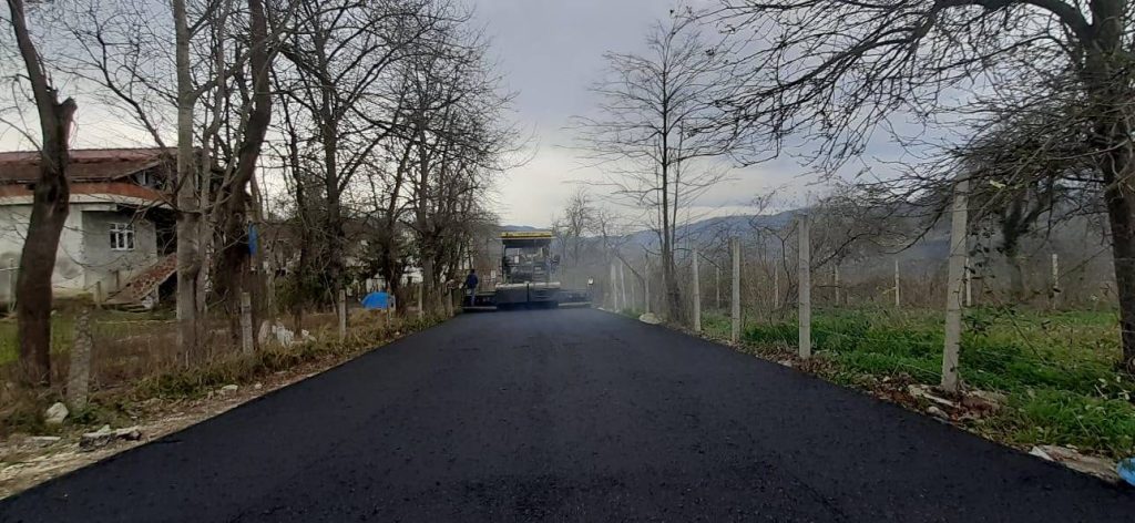KUMRU TEKKE-GÖKÇELİ YOLU SICAK ASFALTA KAVUŞUYOR KU1