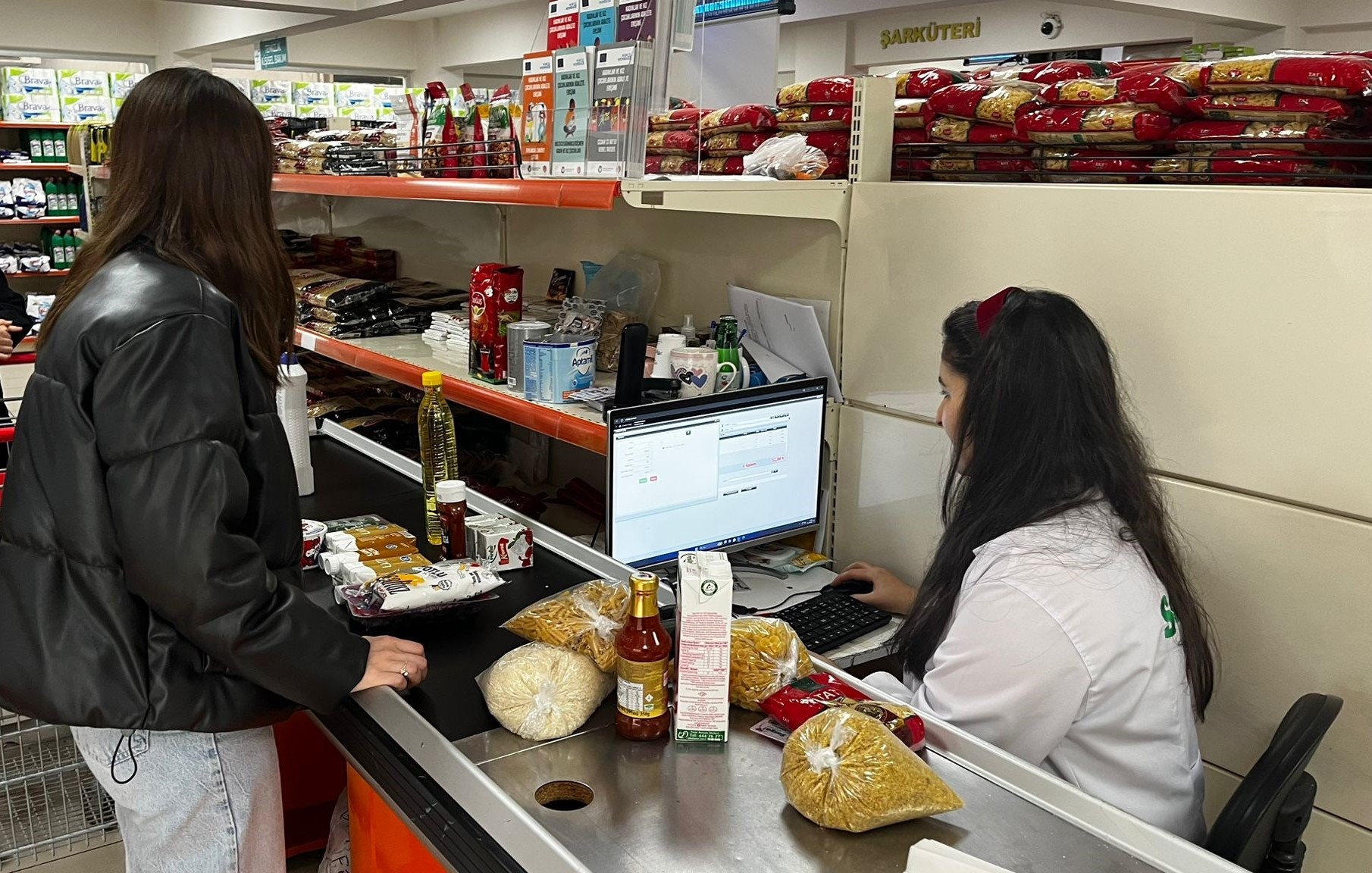 SOSYAL MARKET ÖĞRENCİLERİN MADDİ YÜKÜNÜ HAFİFLETİYOR Ordu’da hayata geçirilen Sosyal