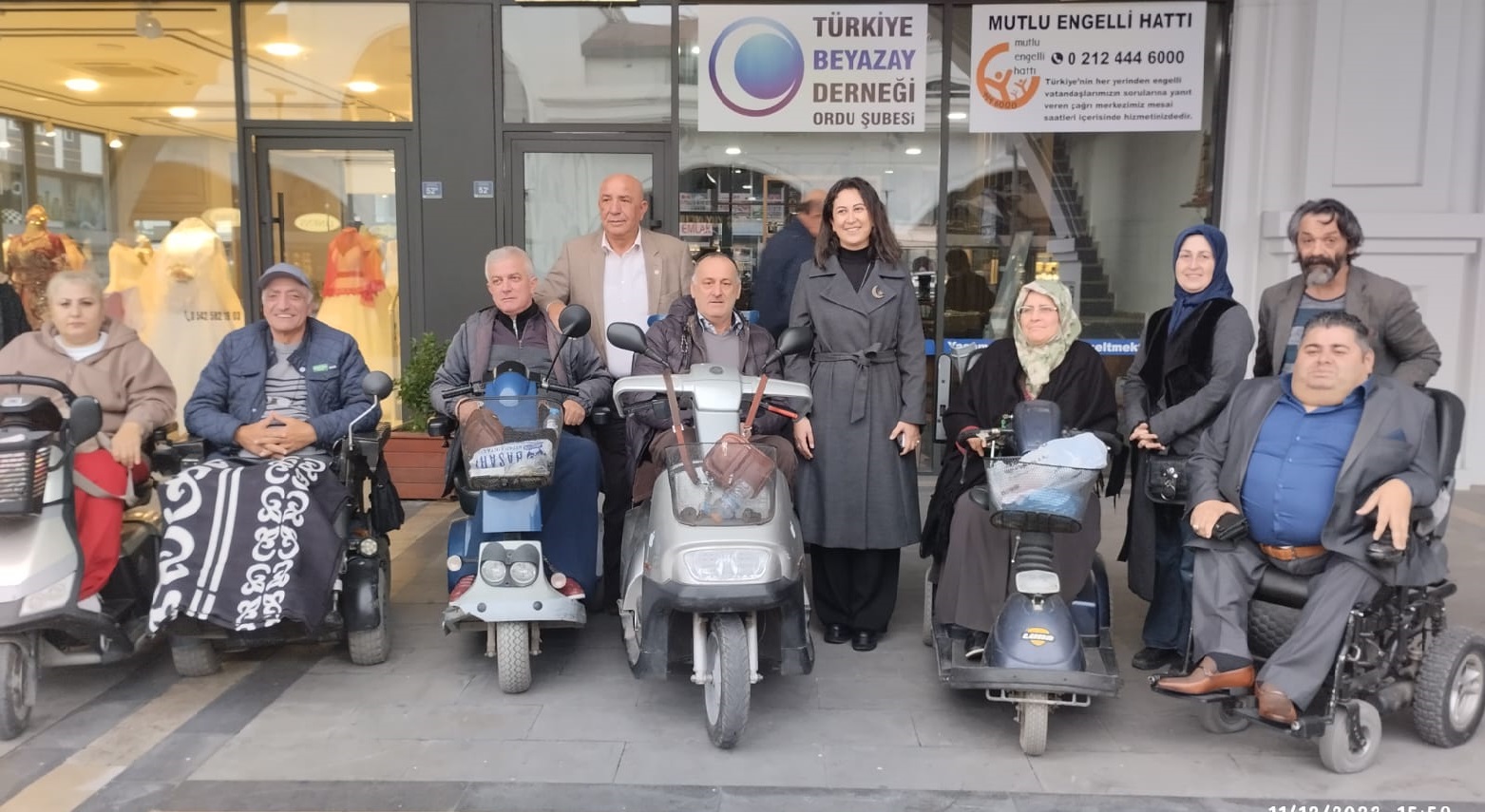 AK KADINLARDAN TÜRKİYE BEYAZAY DERNEĞİNE ZİYARET Ak Parti Kadın Kollarından,