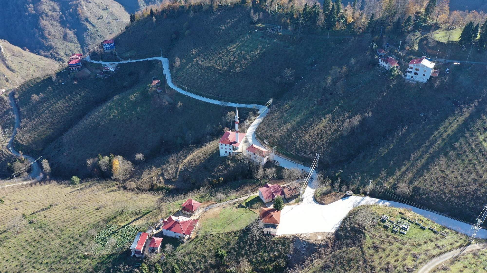 Altınordu ilçesinde yürütülen beton yol çalışmalarıyla mahallelerin ulaşım konforu artırıldı.