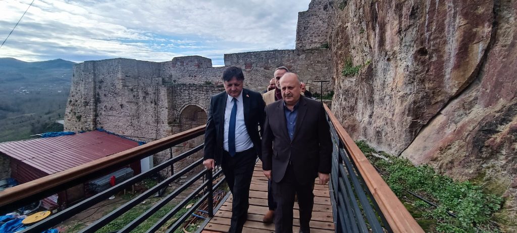 ÜNYE KALESİ YENİ YILLA BİRLİKTE TURİZME AÇILACAK d5