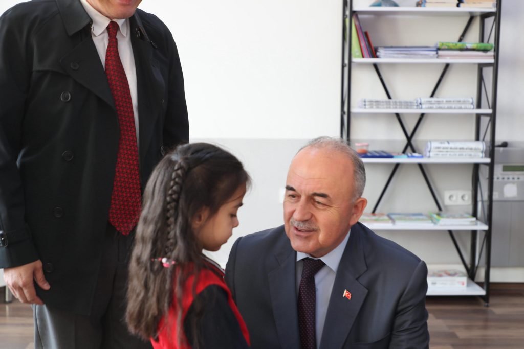 Vali Erol, Görme Engelli Öğrenci ve Öğretmeni Okulunda Ziyaret Etti r2