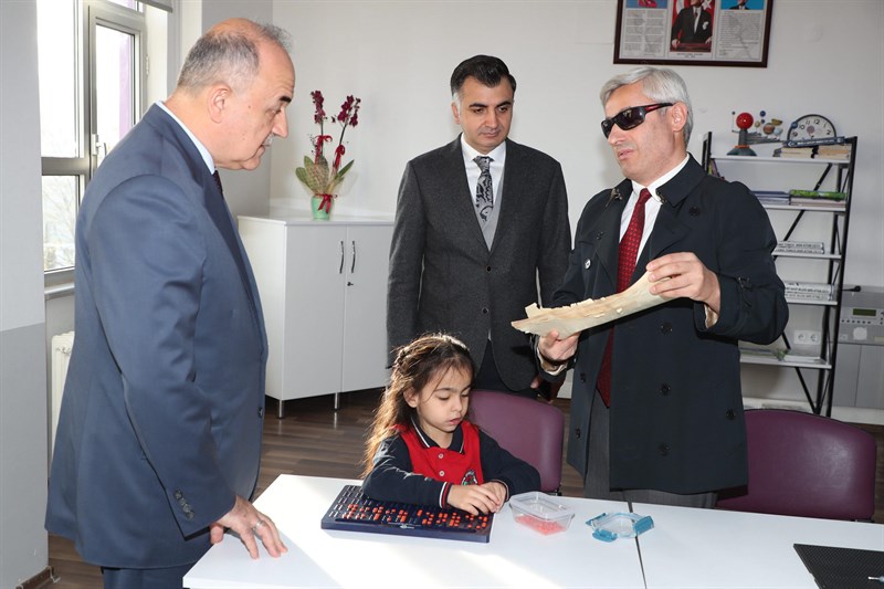 Vali Erol, Görme Engelli Öğrenci ve Öğretmeni Okulunda Ziyaret Etti r3