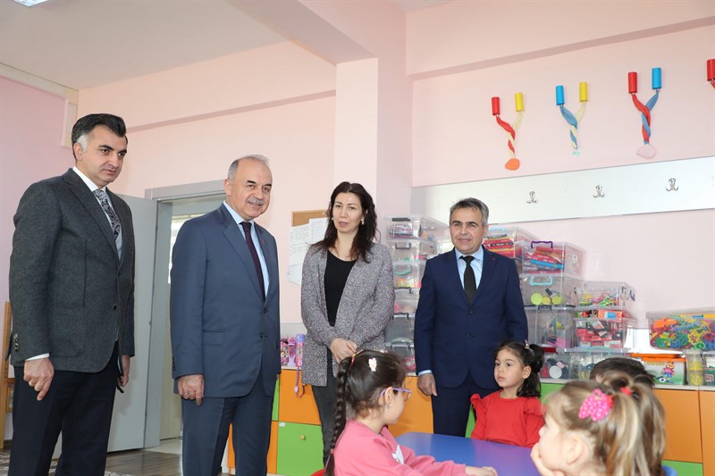Vali Erol, Görme Engelli Öğrenci ve Öğretmeni Okulunda Ziyaret Etti r5
