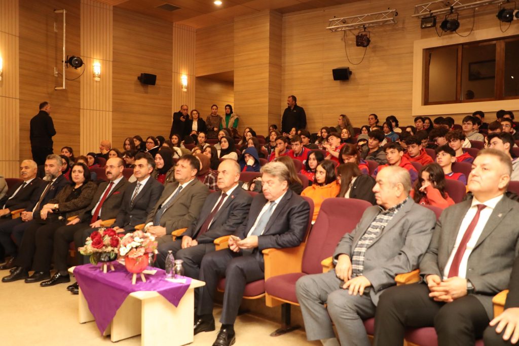 Yunus Emre Temalı Münazara Turnuvası Yapıldı tem1
