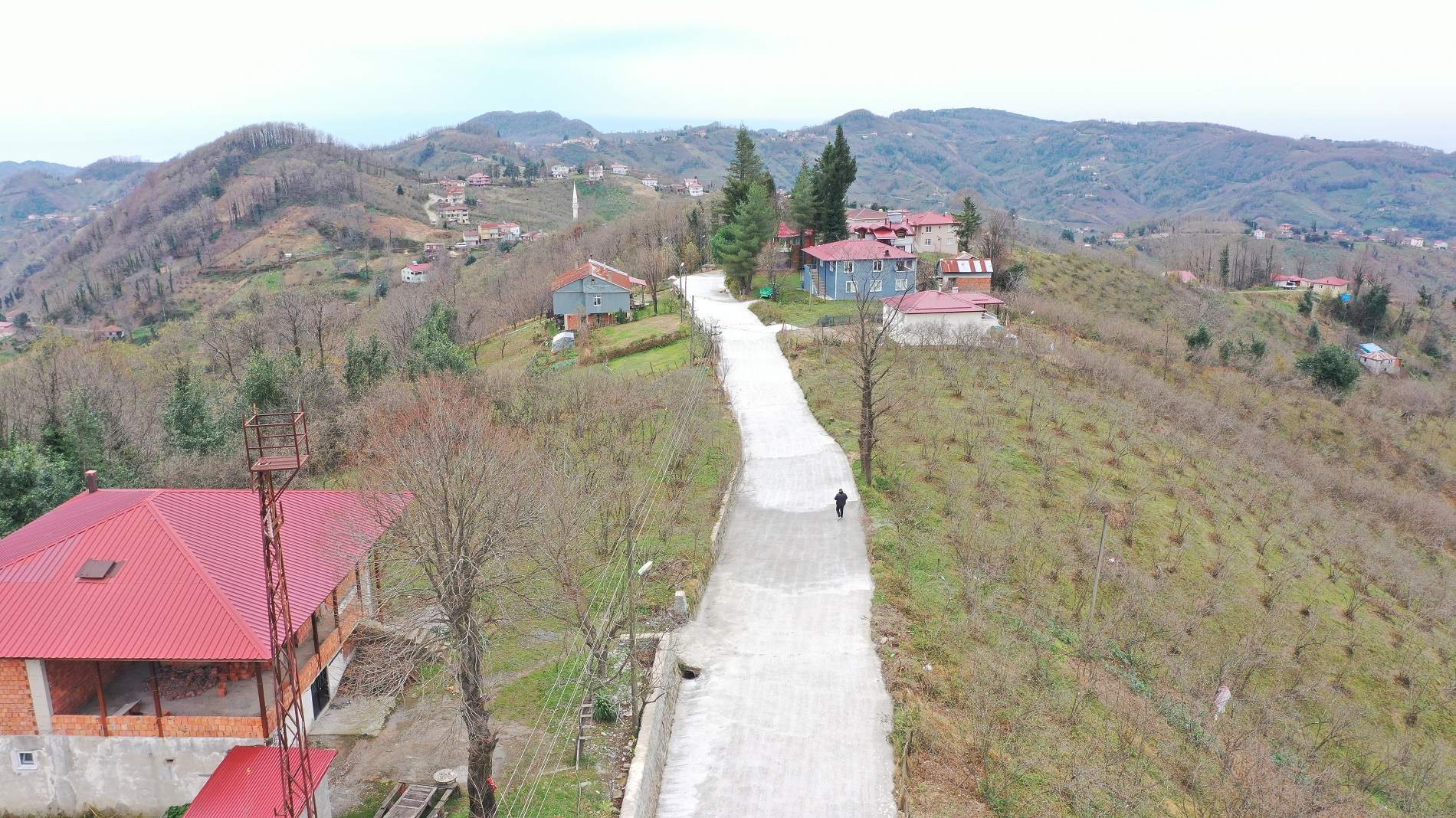 PERŞEMBE’DE BETON YOL SEFERBERLİĞİ SÜRÜYOR 4,5 YILDA İLÇEYE 144 KM’LİK