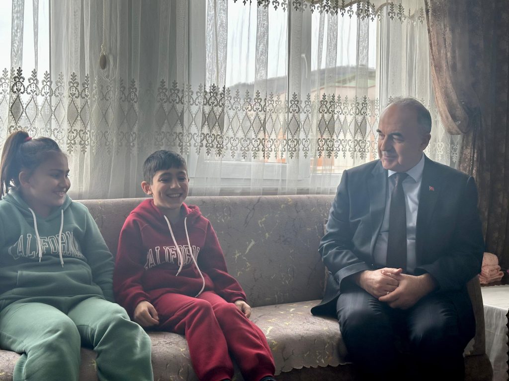 Vali Erol, Hane Ziyaretlerini Bugün de Sürdürdü E1