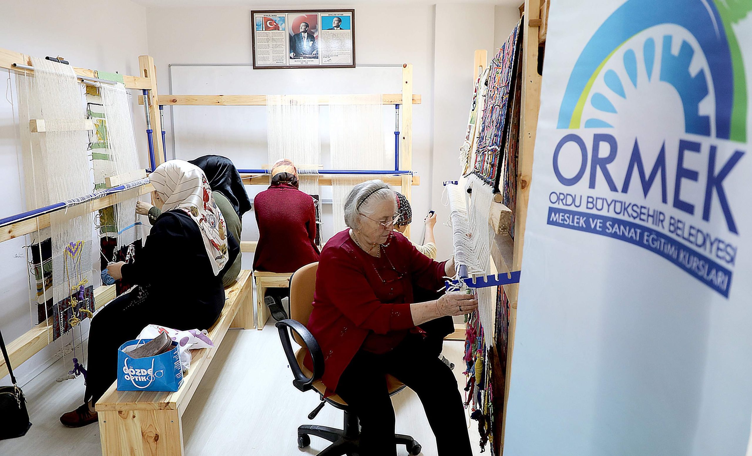 ORMEK MESLEK EDİNMEDE ÖNCÜLÜK YAPIYOR BÜYÜKŞEHRİN ORMEK KURSLARI 11 BİN