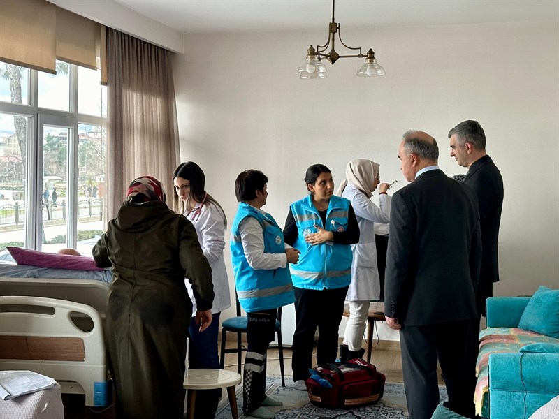 Vali Erol, Evde Sağlık Hizmeti Verilen Aileleri Ziyaret Etti VA3