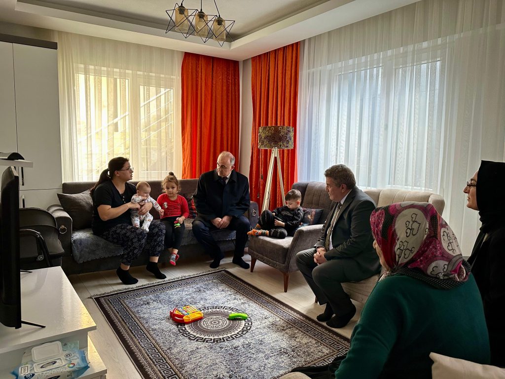 Vali Erol, Hane Ziyaretlerini Sürdürüyor er1 1