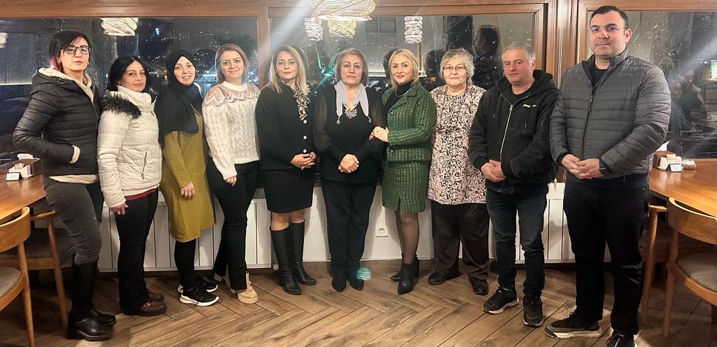 Muhtar adayı Maral, azalarıyla akşam yemeğinde buluştu m