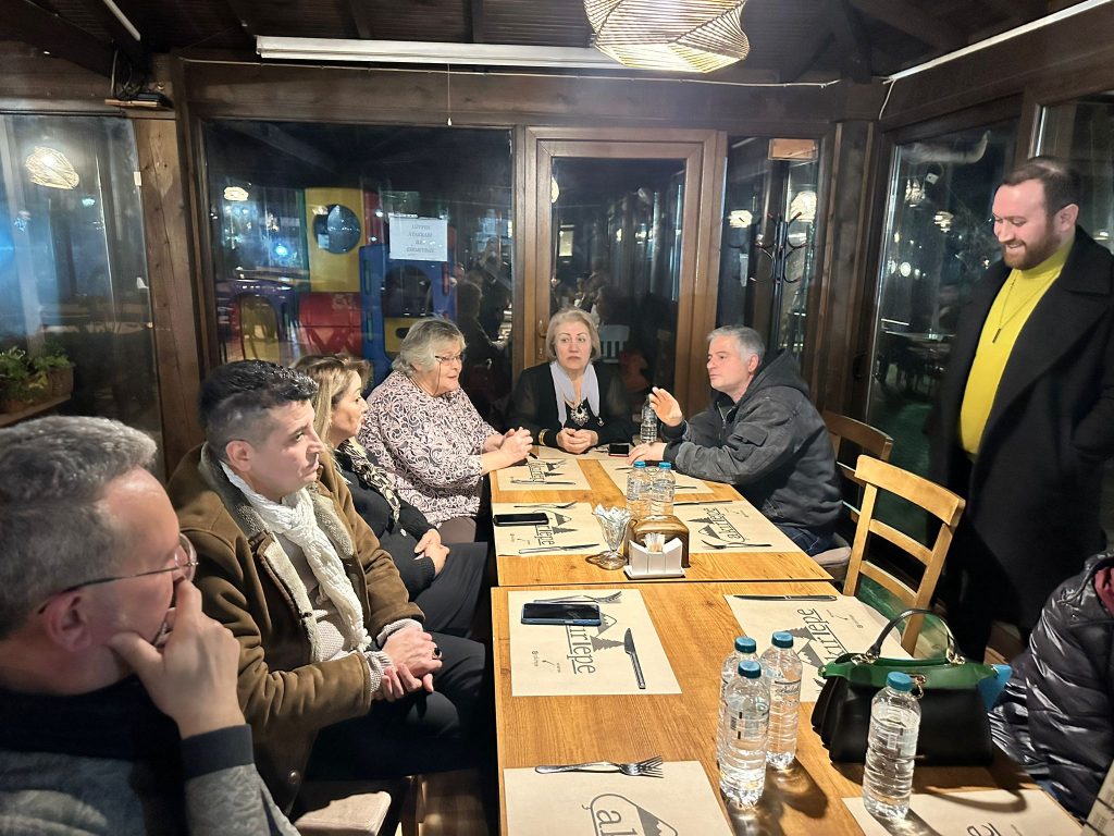 Muhtar adayı Maral, azalarıyla akşam yemeğinde buluştu m1
