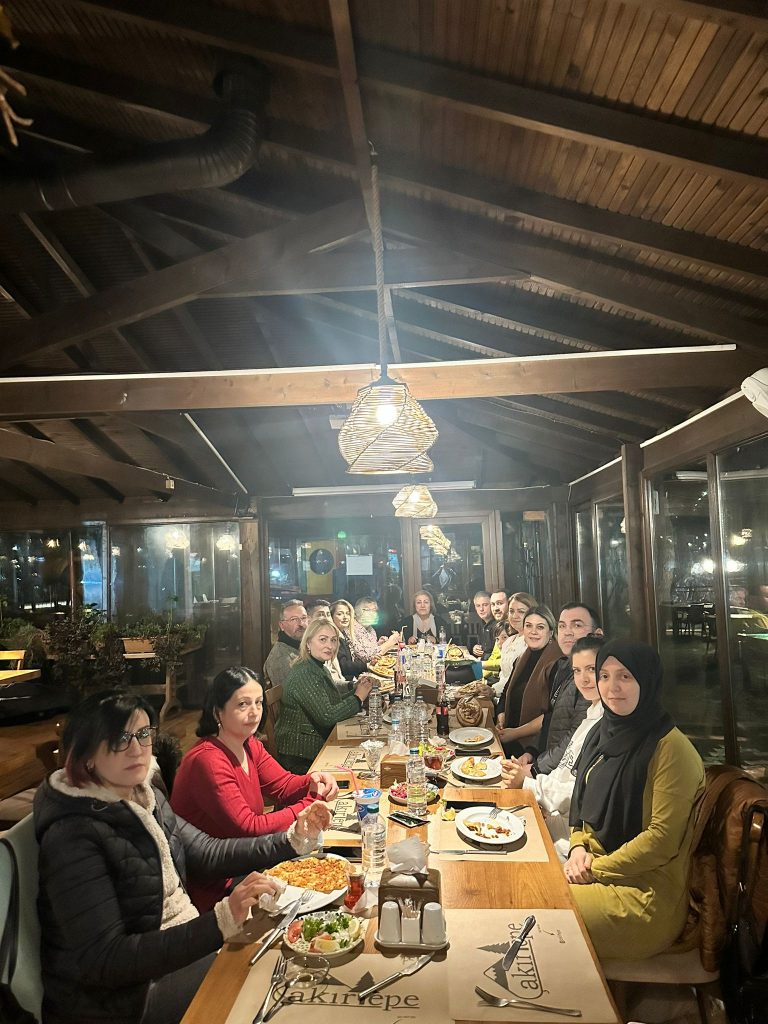 Muhtar adayı Maral, azalarıyla akşam yemeğinde buluştu m2