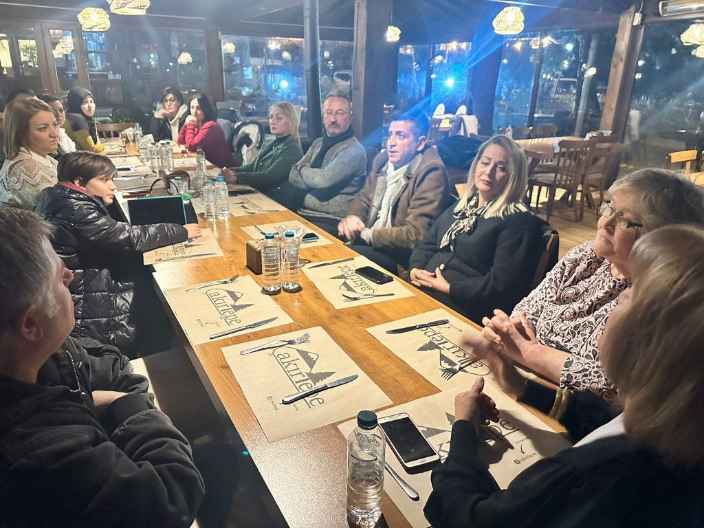 Muhtar adayı Maral, azalarıyla akşam yemeğinde buluştu m3