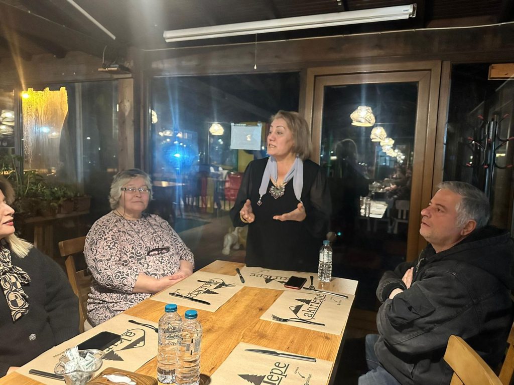 Muhtar adayı Maral, azalarıyla akşam yemeğinde buluştu m4