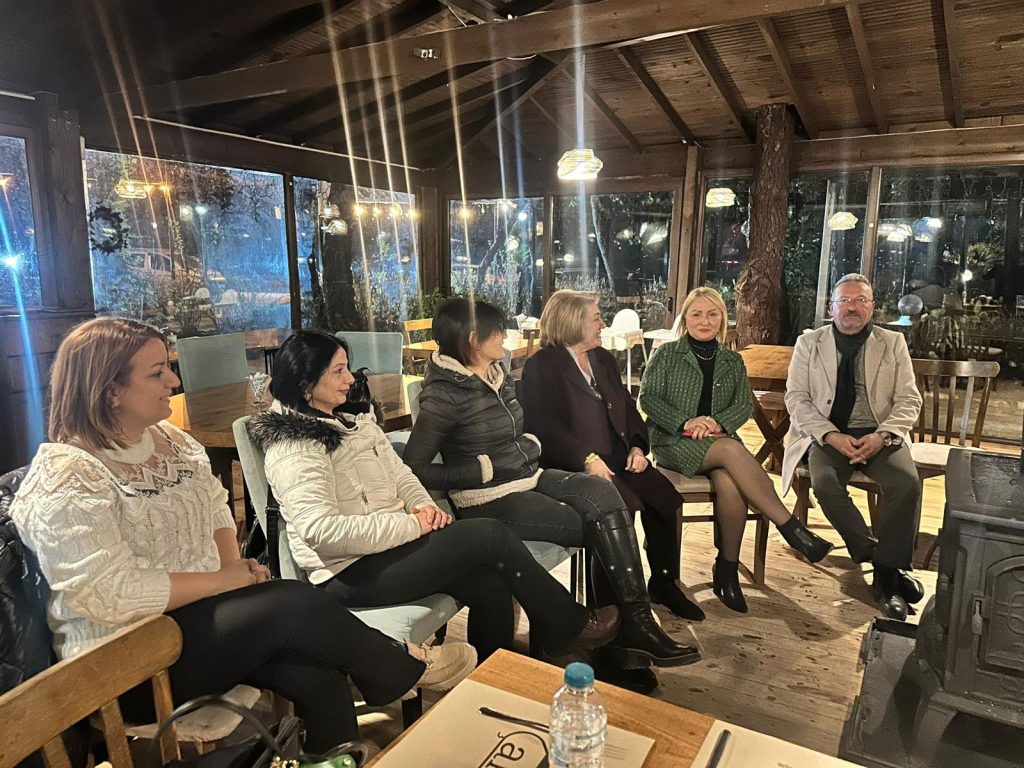 Muhtar adayı Maral, azalarıyla akşam yemeğinde buluştu m5