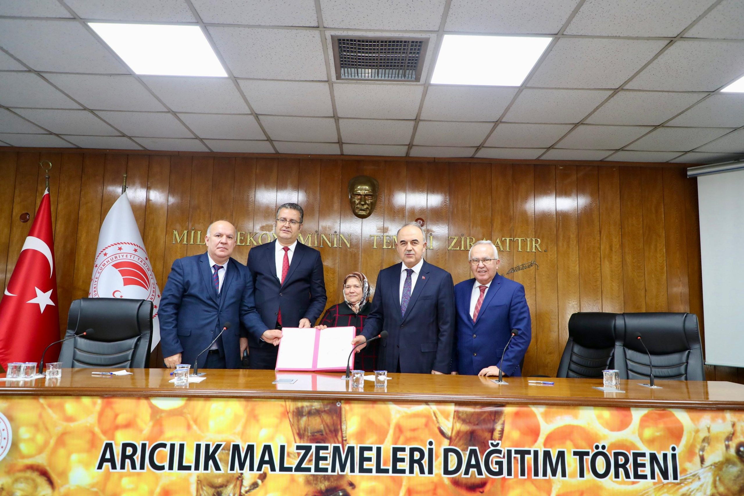 Tarım ve Orman Bakanlığından Arıcılara Malzeme Desteği&nbsp; Türkiye Dayanıklı Peyzaj