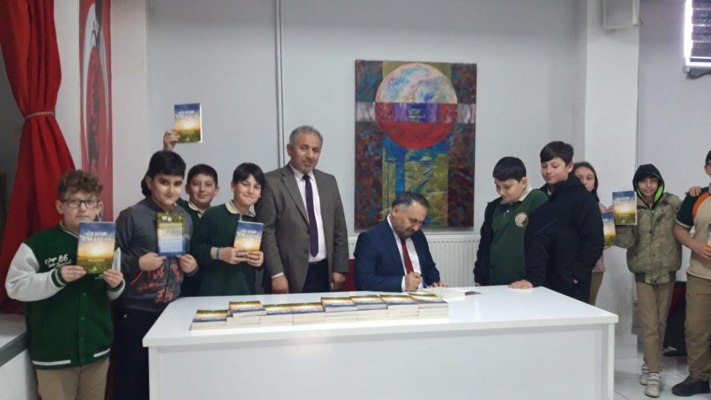 Mehmet Akif Ersoy Ortaokulunda Kitap İmza Gününe Yoğun İlgi A1 48