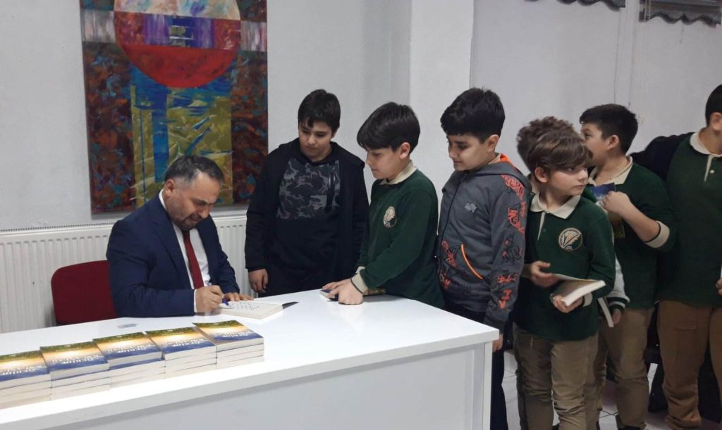 Mehmet Akif Ersoy Ortaokulunda Kitap İmza Gününe Yoğun İlgi A3 26