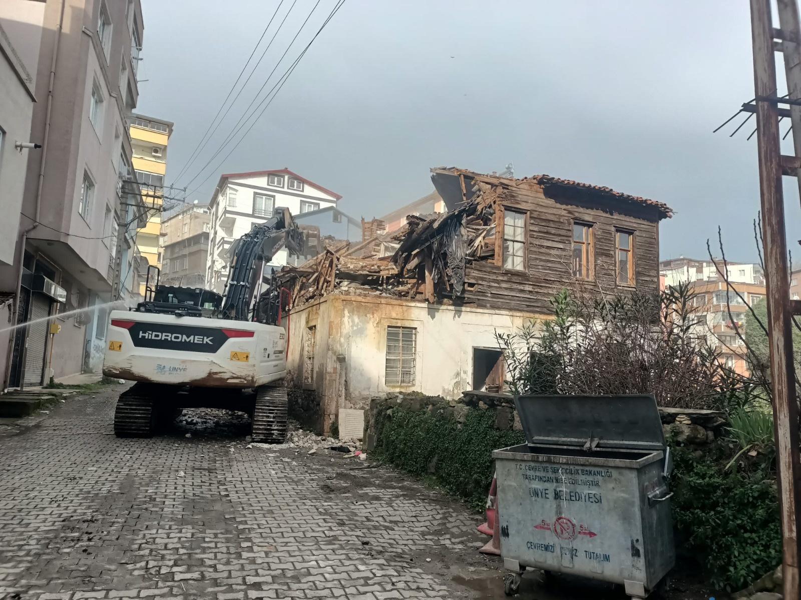 Ünye Belediyesi ekipleri şehirde imar kirliliğine yol açan ve tehlike